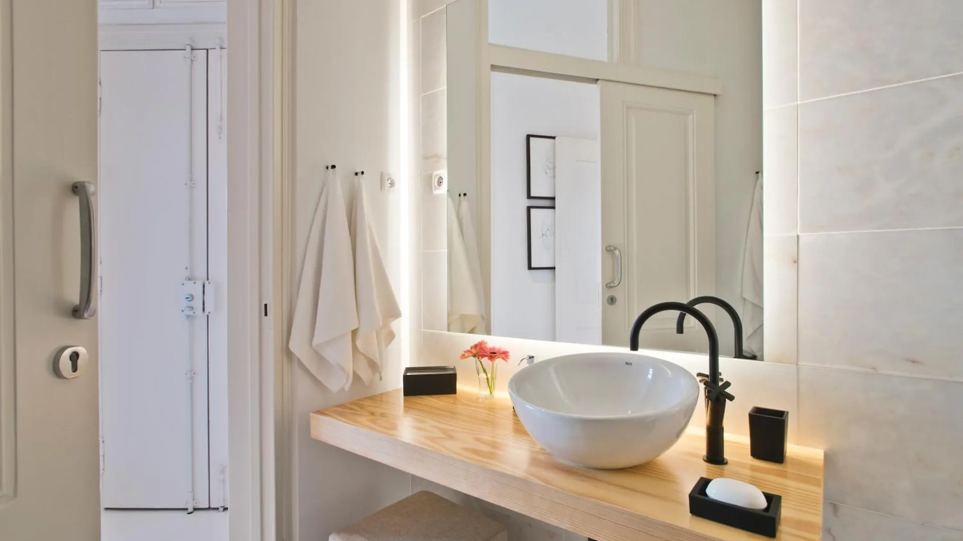Stylish Estrela Apartment By Lovelystay Lisbona